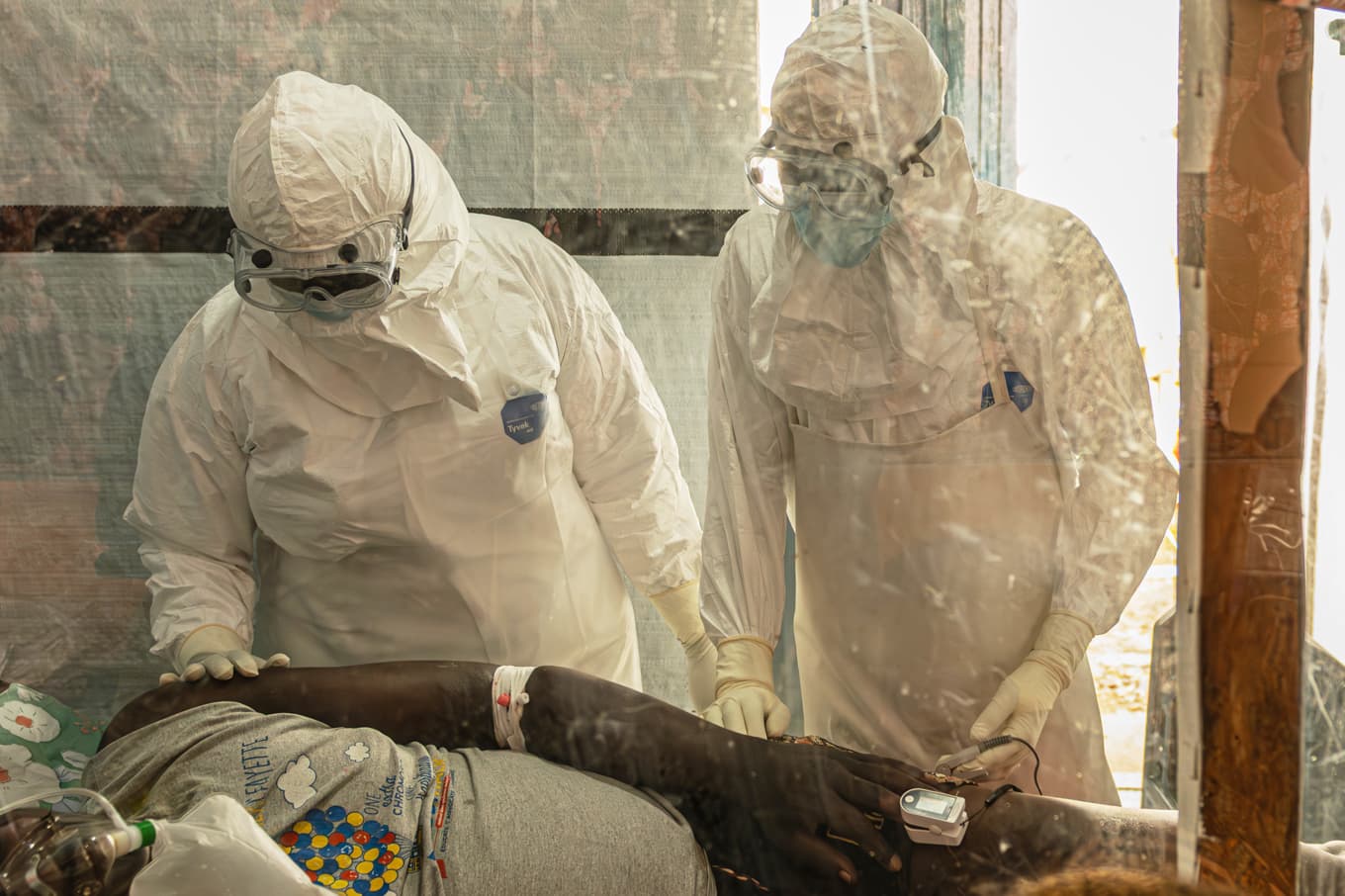 Vårdanställda tar hand om en ebolapatient i Kongo-Kinshasa. Bilden är från förra veckan. Foto: Moses Sawasawa/AP/TT