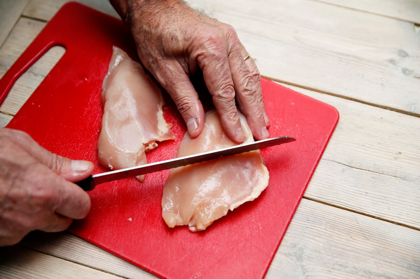 Campylobacter sprids ofta via kyckling men kan även spridas via boskaps- och husdjur, eller genom opastöriserad mjölk. Arkivbild. Foto: Cornelius Poppe/NTB/TT