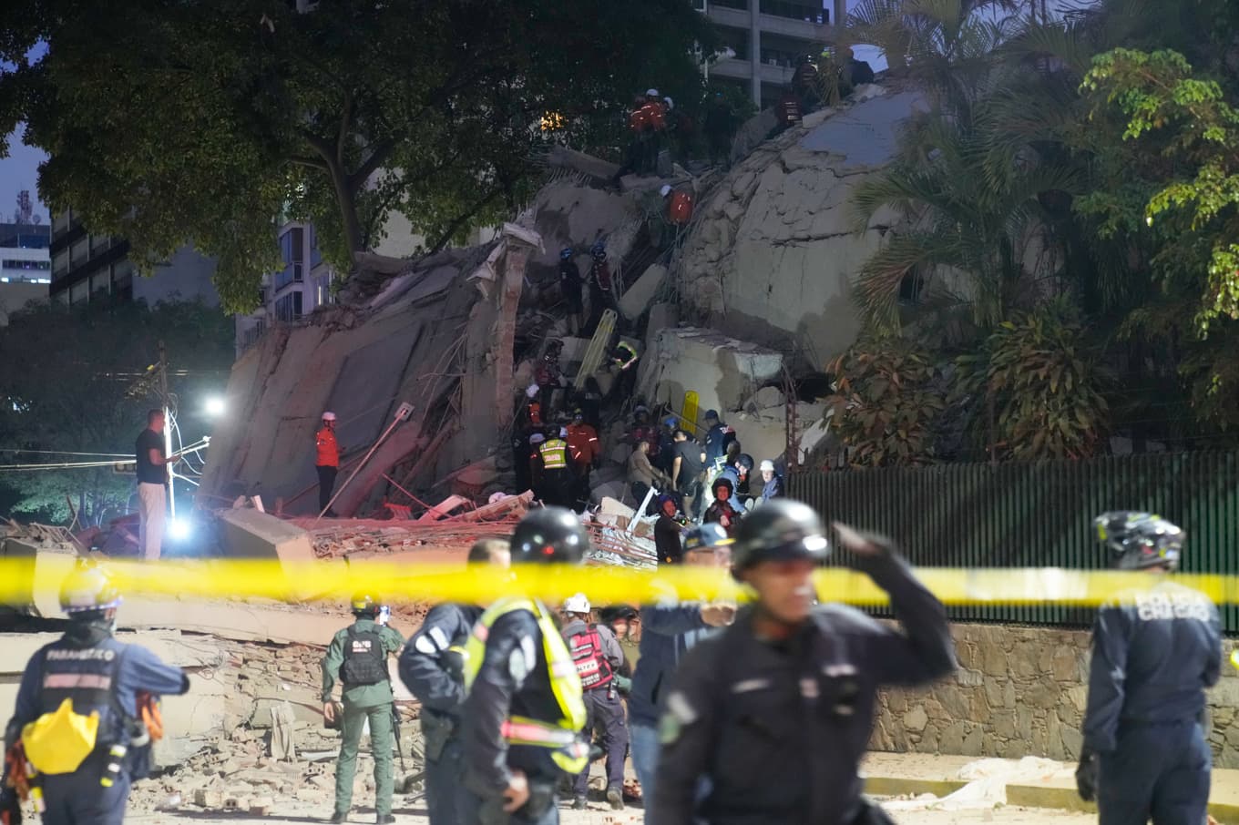 Den första jordbävningen hade magnituden 7,2, den andra 7,5. Bild från Venezuelas huvudstad Caracas. Foto: Ariana Cubillos/AP/TT