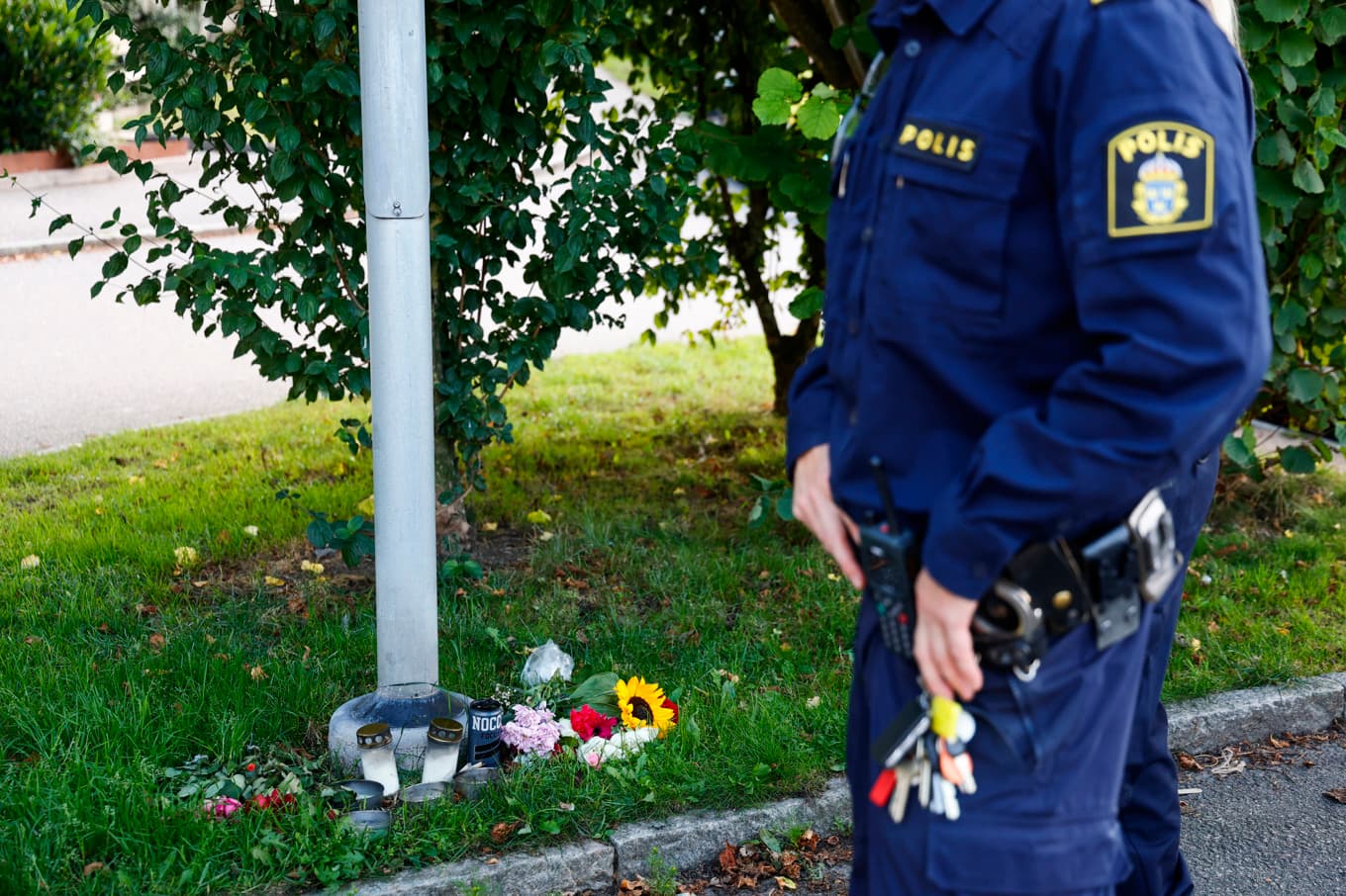En polis på plats några dagar efter dubbelmordet i Lunden i Göteborg, i september förra året. Foto: Adam Ihse/TT