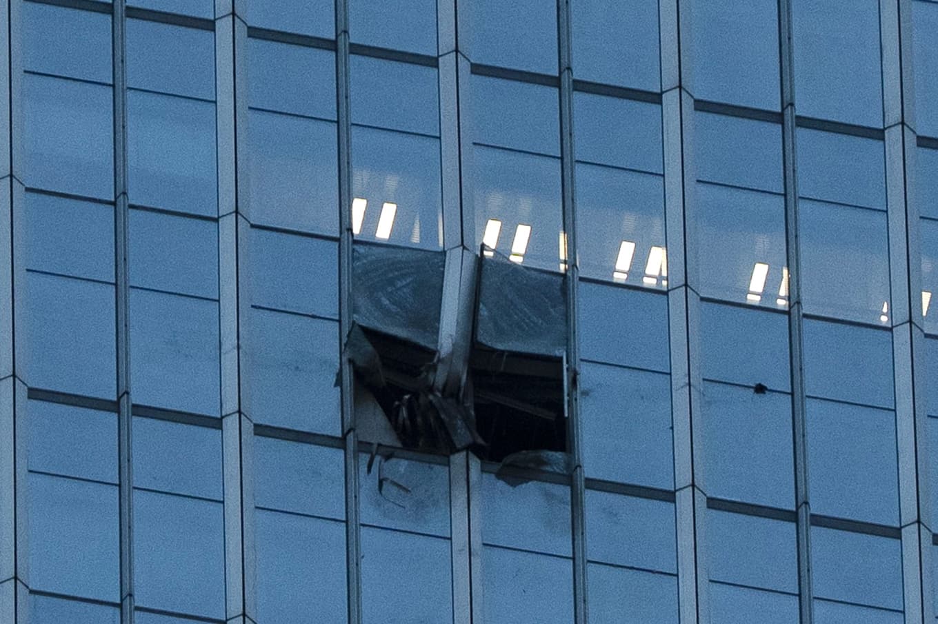 Fasaden på Citic Tower, också känt som China Zun, skadades när det lilla flygplanet flög in i skyskrapan. Foto: Ng Han Guan/AP/TT