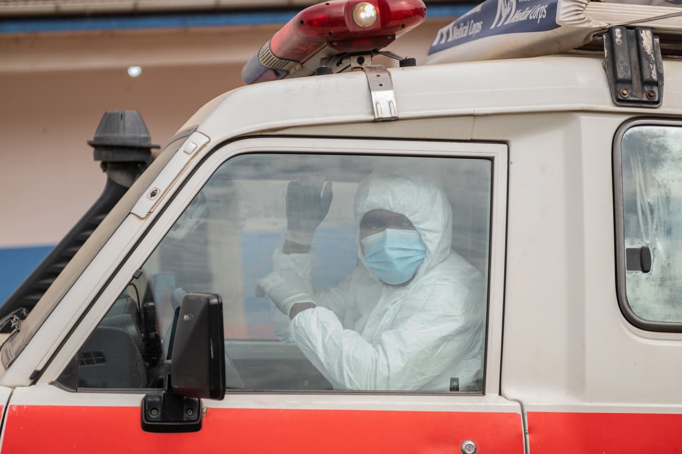 En sjukvårdare transporterar misstänkta ebolasmittade. Bild från tidigare i juni. Foto: Moses Sawasawa/AP/TT