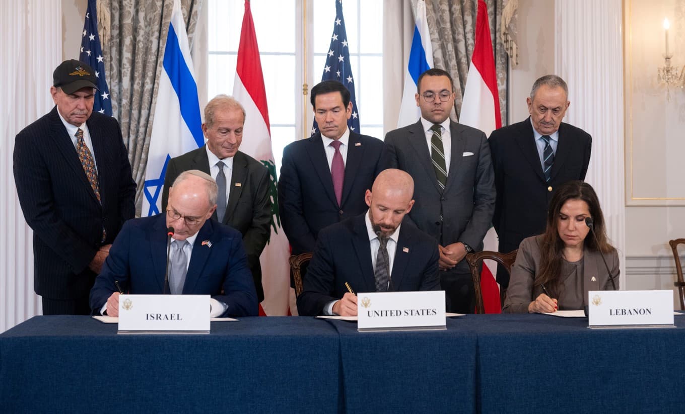 Israels och Libanons ambassadörer i USA, Yeichel Leiter och Nada Hamadeh, skriver på avtalet som beskrivs som ett första steg till fredsuppgörelse mellan länderna. Foto: Kevin Wolf/AP/TT