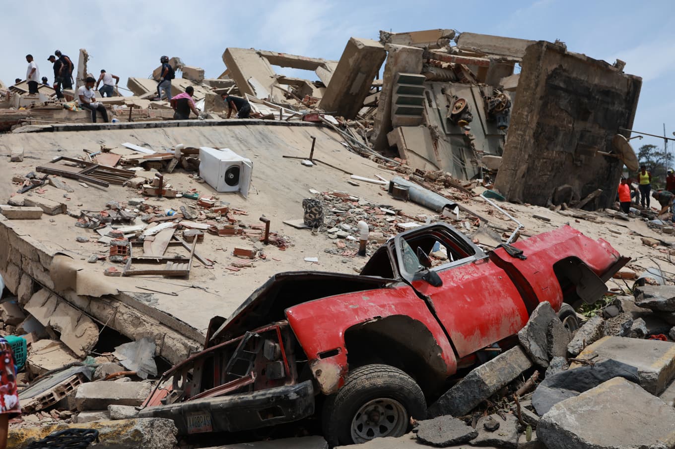 Rasmassor efter att en byggnad kollapsat i La Guaira i Venezuela. Foto: Javier Campos/AP/TT
