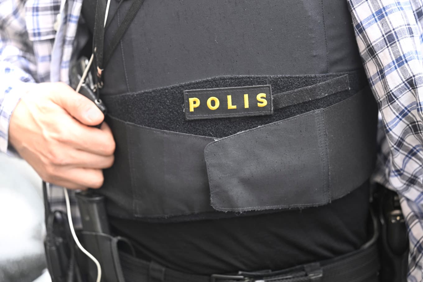 En civil polis med skyddsväst under skjortan. Arkivbild. Foto: Fredrik Sandberg/TT