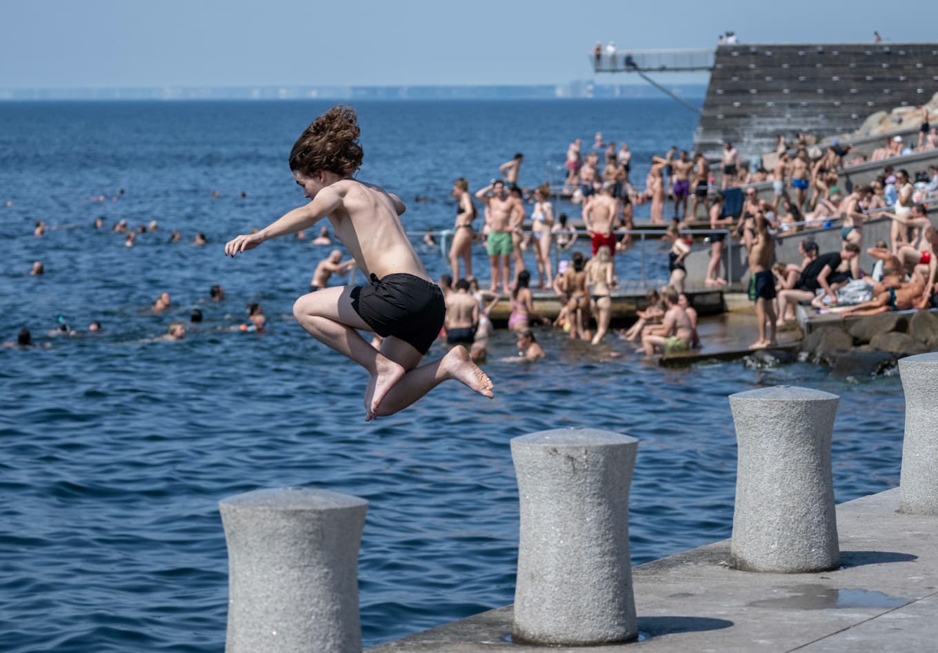 Under lördagseftermiddagen var det 35,1 grader varmt i Malmö. Bild från Öresund vid Sundspromenaden. Foto: Johan Nilsson/TT