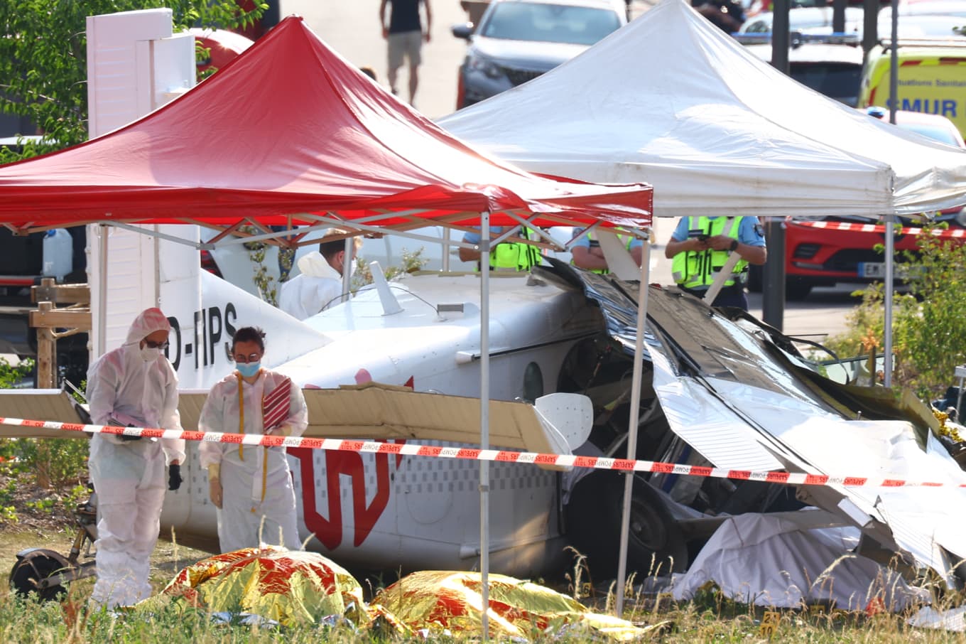 Flygplanet slog i marken nära bostadshus i franska Tomblaine. Foto: Antonin Utz/AP/TT