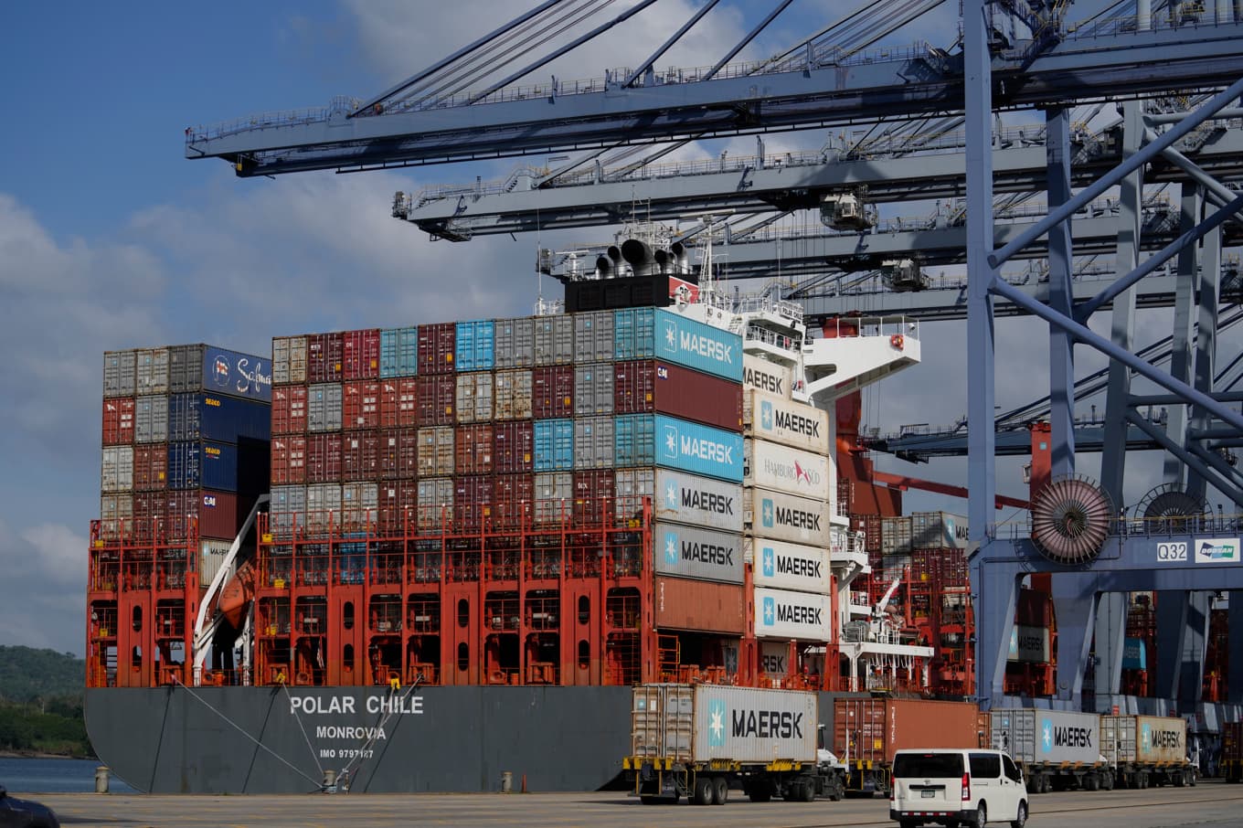 Priserna för internationell frakt ökar. På bilden containrar som lastas på och av i hamnen i Panama City. Arkivbild Foto: Matias Delacroix  /AP/TT