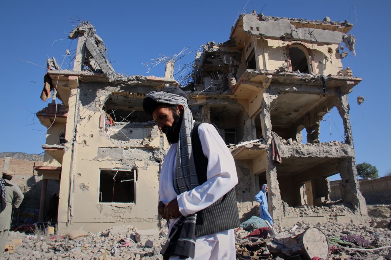 Invånare bland rasmassor i Chamkanidistriktet i östra Afghanistan efter pakistanska attacker. Foto: Saifullah Zahir/AP/TT
