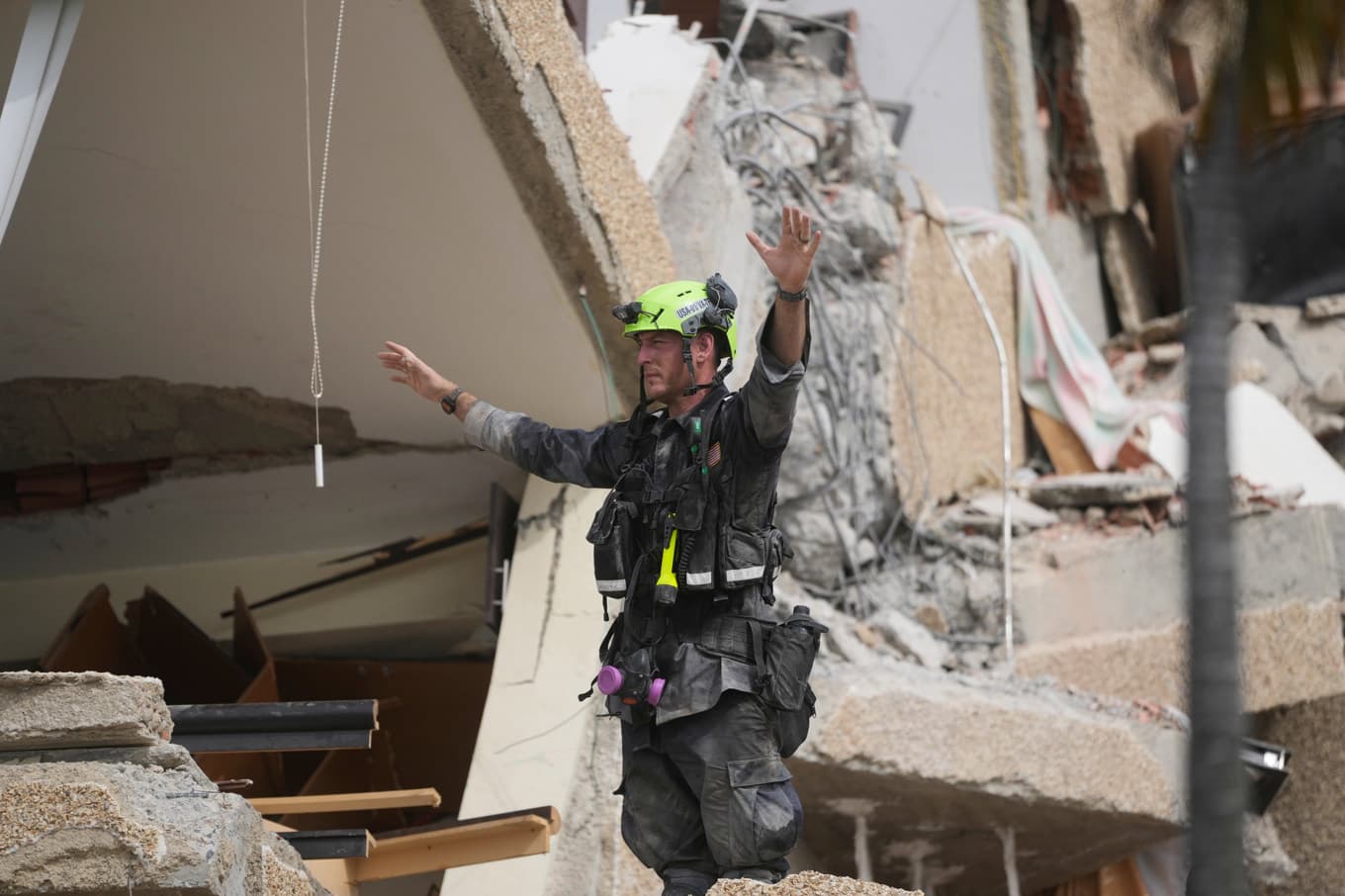 En räddningsarbetare i rasmassor i Catia La Mar på söndagen. Foto: Fernando Vergara/AP/TT