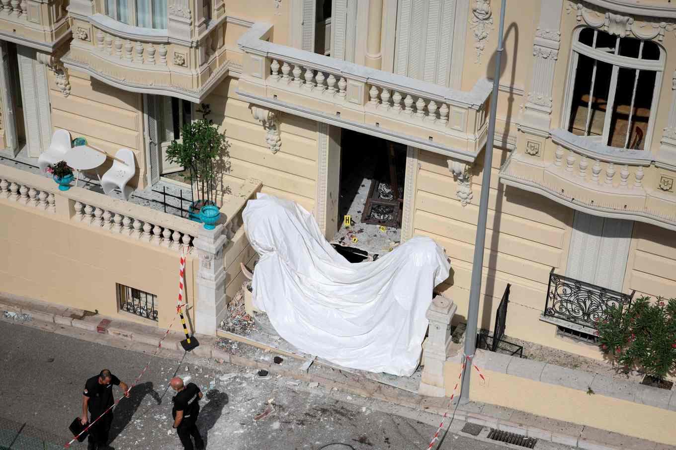Bombtekniker på plats dagen efter den kraftiga explosionen vid ett bostadshus i Monaco. Foto: Valery Hache/AFP/TT