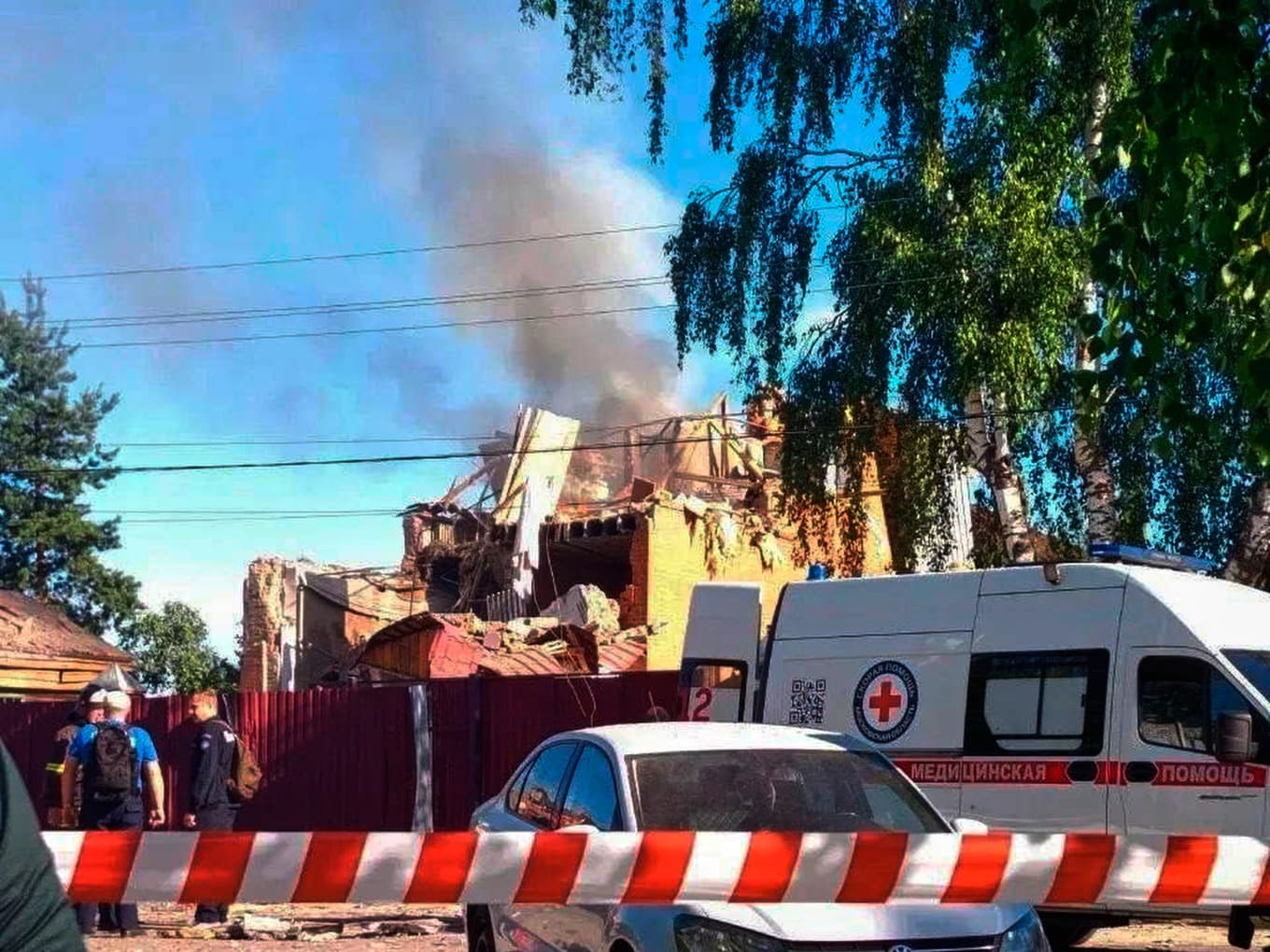 Rök stiger från ett hus i ryska Jegorjevsk efter en rapporterad attack. Bild publicerad på Moskvaregionens guvernör Andrej Vorobjovs Telegramkonto. Foto: Andrej Vorobjov/Telegram via AP/TT