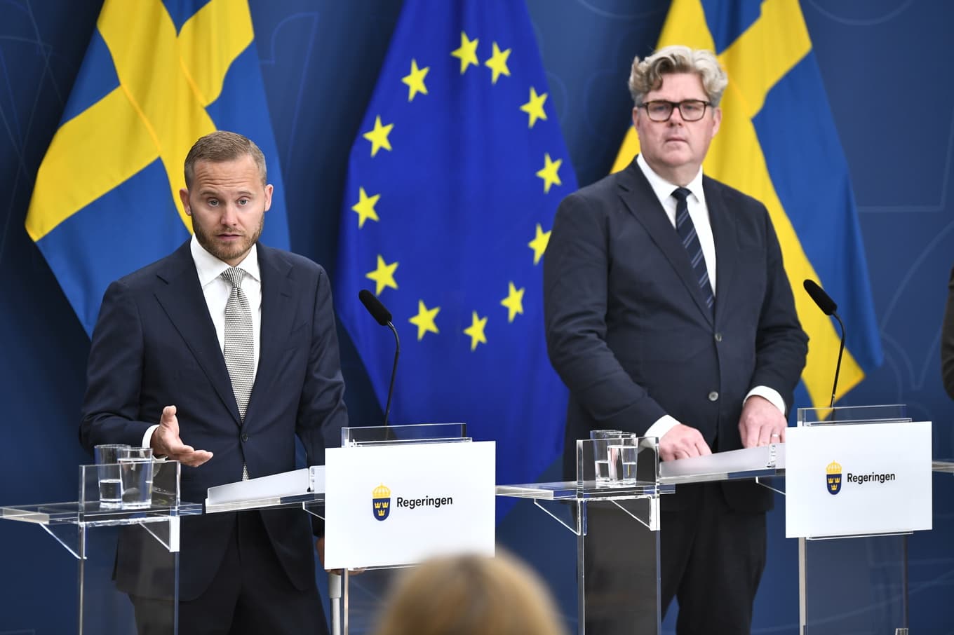 Riksdagsledamoten Henrik Vinge (SD) och justitieminister Gunnar Strömmer (M) presenterar en utredning om rödflaggning av gängkriminella. Foto: Lars Schröder/TT