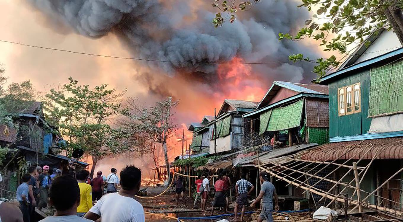Eld och rök stiger efter ett flyganfall från Myanmars militärjunta i delstaten Rakhine i januari 2025. Bild tillhandahållen av separatiströrelsen Arakanesiska armén. Foto: Arakanesiska armén via AP/TT