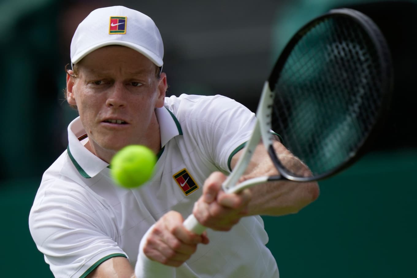 Jannik Sinner avancerar i Wimbledon. Foto: Brian Inganga/AP/TT