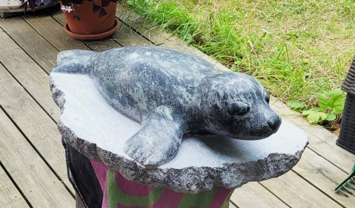 Stenens naturliga färgskiftningar och mönster förstärker sälens mjuka former. Foto: Privat