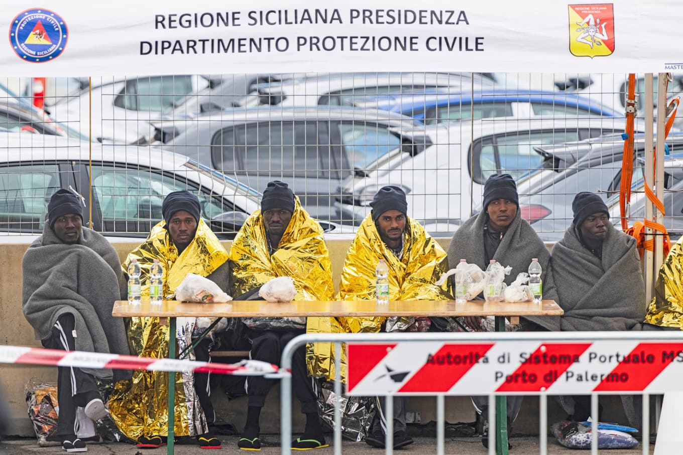 Migranter som tagits om hand av räddningsfartyget ”Ocean Viking” sitter i hamnen i Palermo i södra Italien. Hittills i år har över 1 200 personer dött eller försvunnit på Medelhavet.    Foto: Sameer al-Doumy/AFP via Getty Images