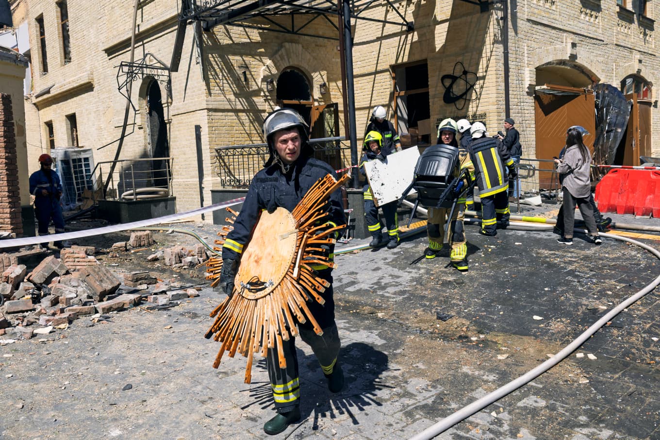 Räddningstjänsten i Kiev tar vara på föremål som har klarat sig efter bombningen av Tjernobylmuseet den 24 maj. Foto: Serhii Okunev / AFP via Getty Images