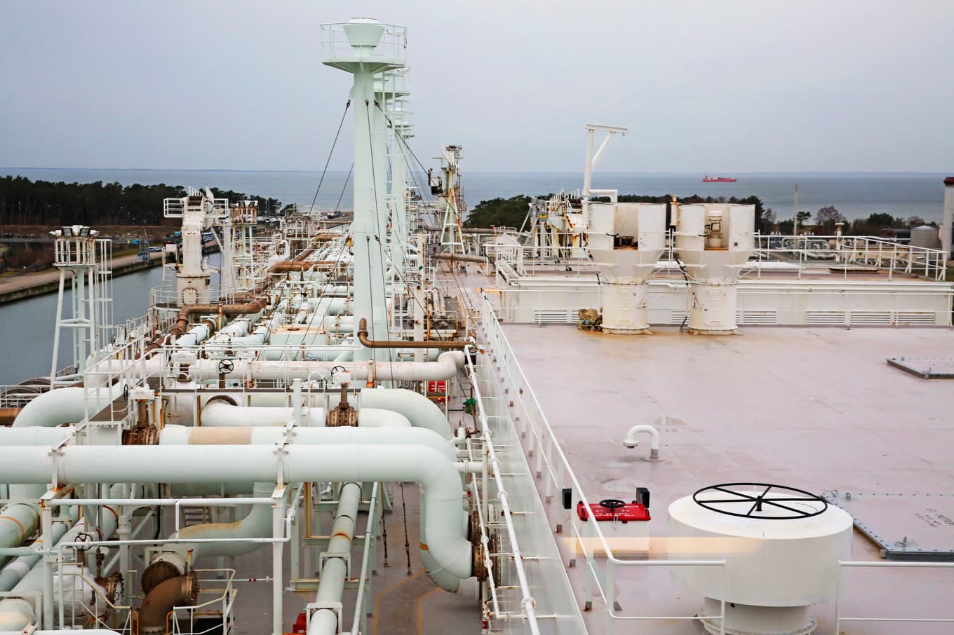 LNG-terminalen Lubmin i norra Tyskland invigdes 2023 och byggdes för att minska Tysklands energiberoende av Ryssland. foto: Norbert Fellechner/Getty Images