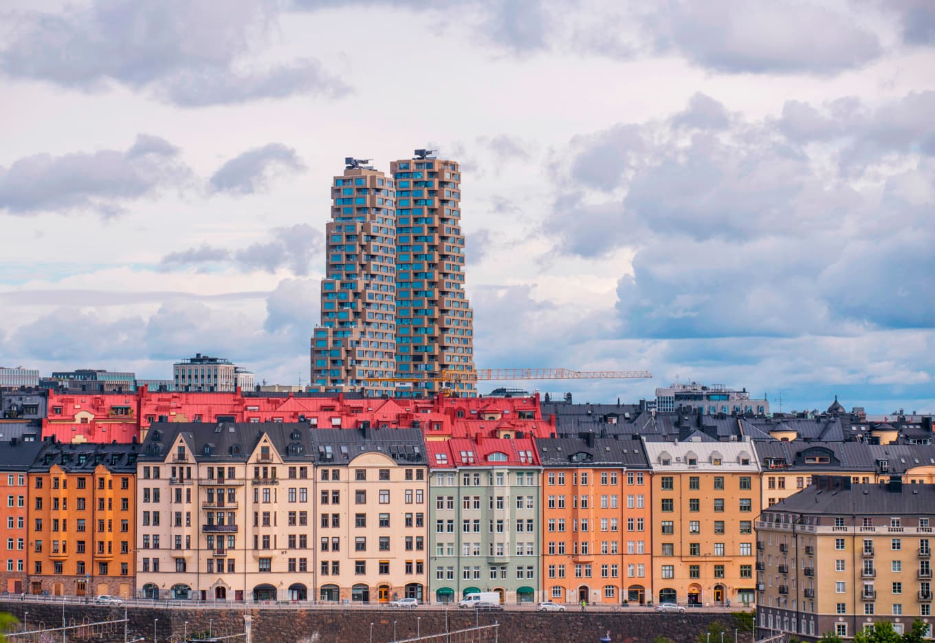 Historiska kvarter möter moderna torn – en kontrast som aktualiserar frågan om Stockholms silhuett och stadsbild. Foto: Hans Baath/Shutterstock