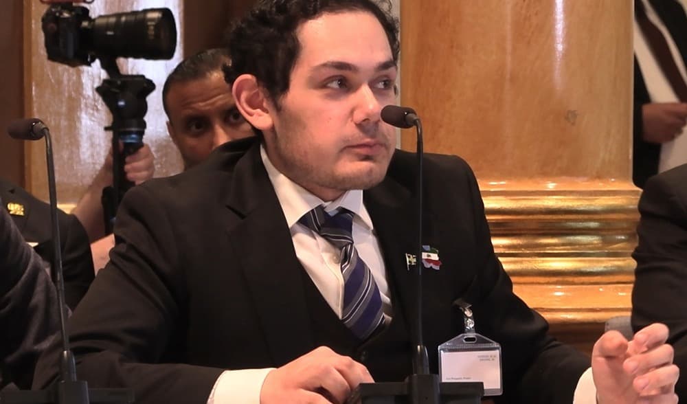 Svensk-iranske aktivisten  Armin Firouzbakhsh kämpar för sitt hemland. Foto: Roger Sahlström