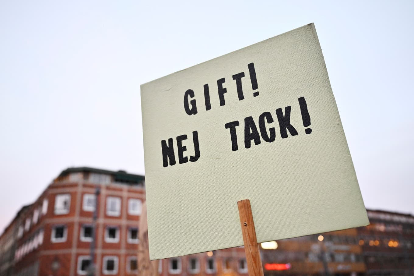 I november förra året demonstrerade Eskilstunabor mot att företaget Senior Material fick dispens för att släppa ut 900 ton per år av den cancerframkallande och nervskadande kemikalien metylenklorid i produktionen vid sin fabrik i Svista. Foto: Christine Olsson/TT