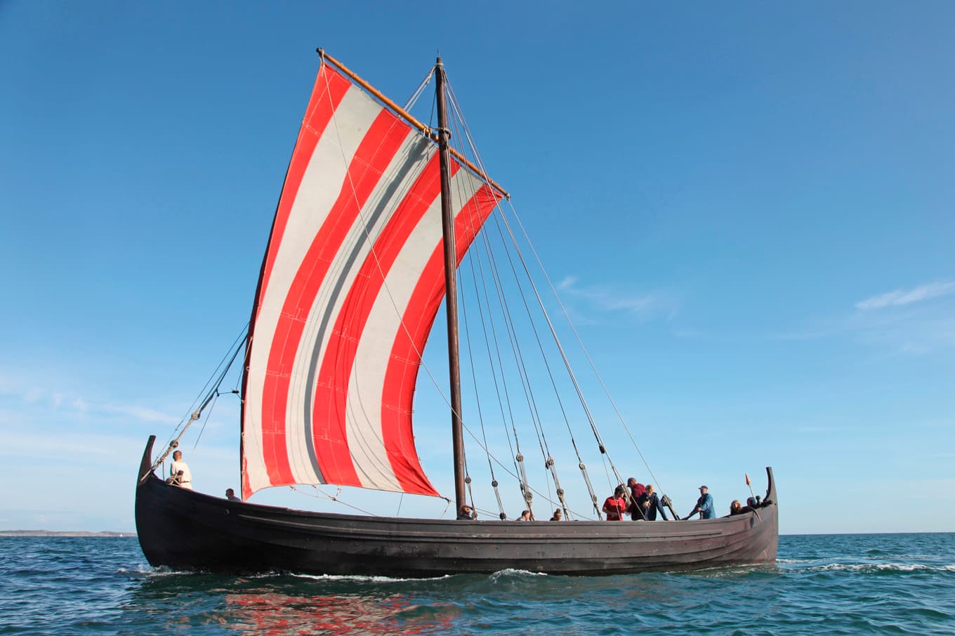 Skeppet ”Vidfamne” är en rekonstruktion av ”Äskekärrsskeppet”, en vikingatida knarr från 800-talet, påträffad vid Göta älv 1933. Liknande skepp färdades även från Mälardalen till Ladoga. Foto: Peter E.A. Lindström/ Wikimedia Commons