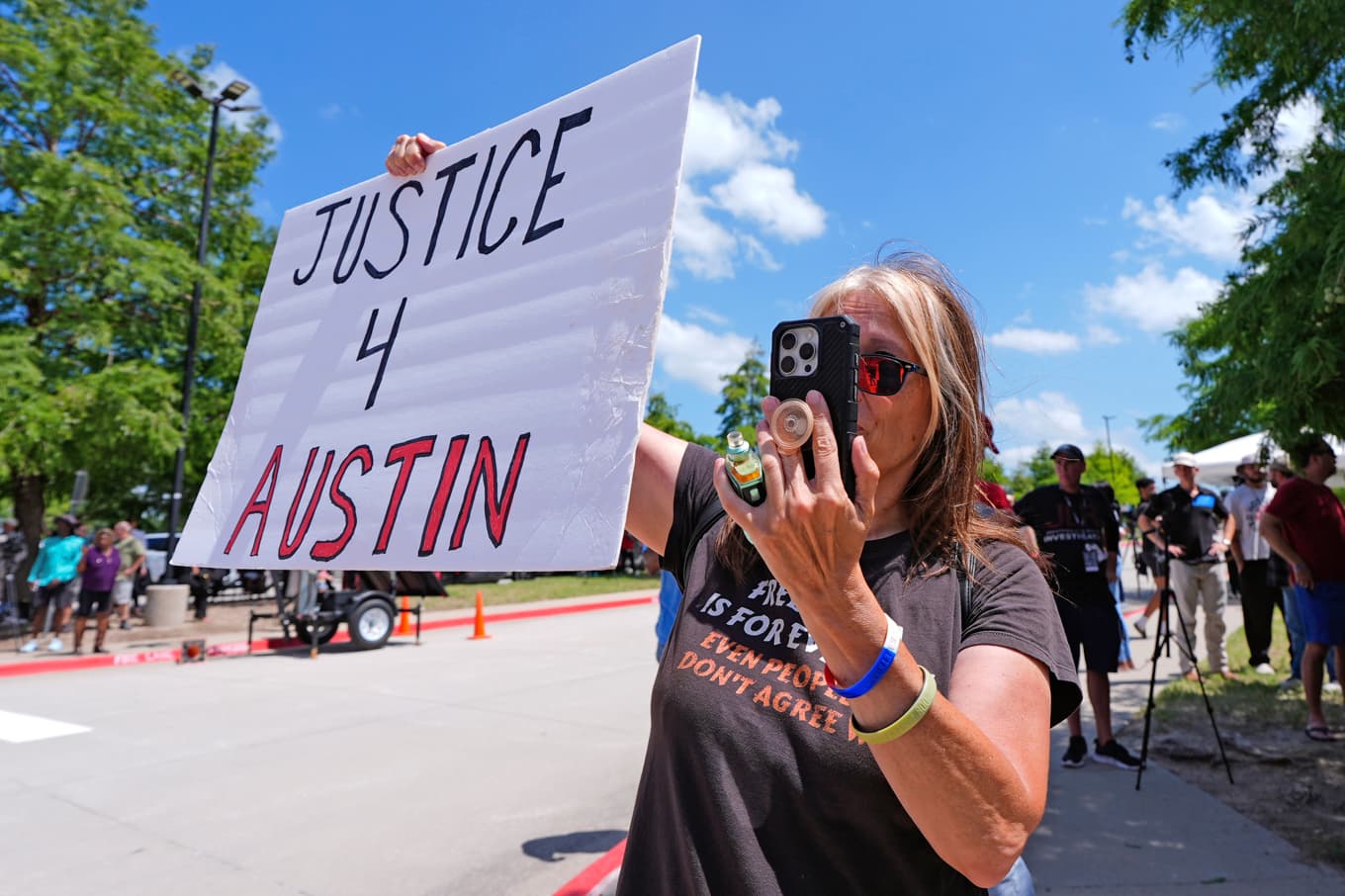 En Austin Metcalf- supporter håller upp en skylt framför domstolen i Collin County efter domen i Karmelo Anthony- rättegången den 9 juni i Texas. foto: Tony Gutierrez /AP/TT