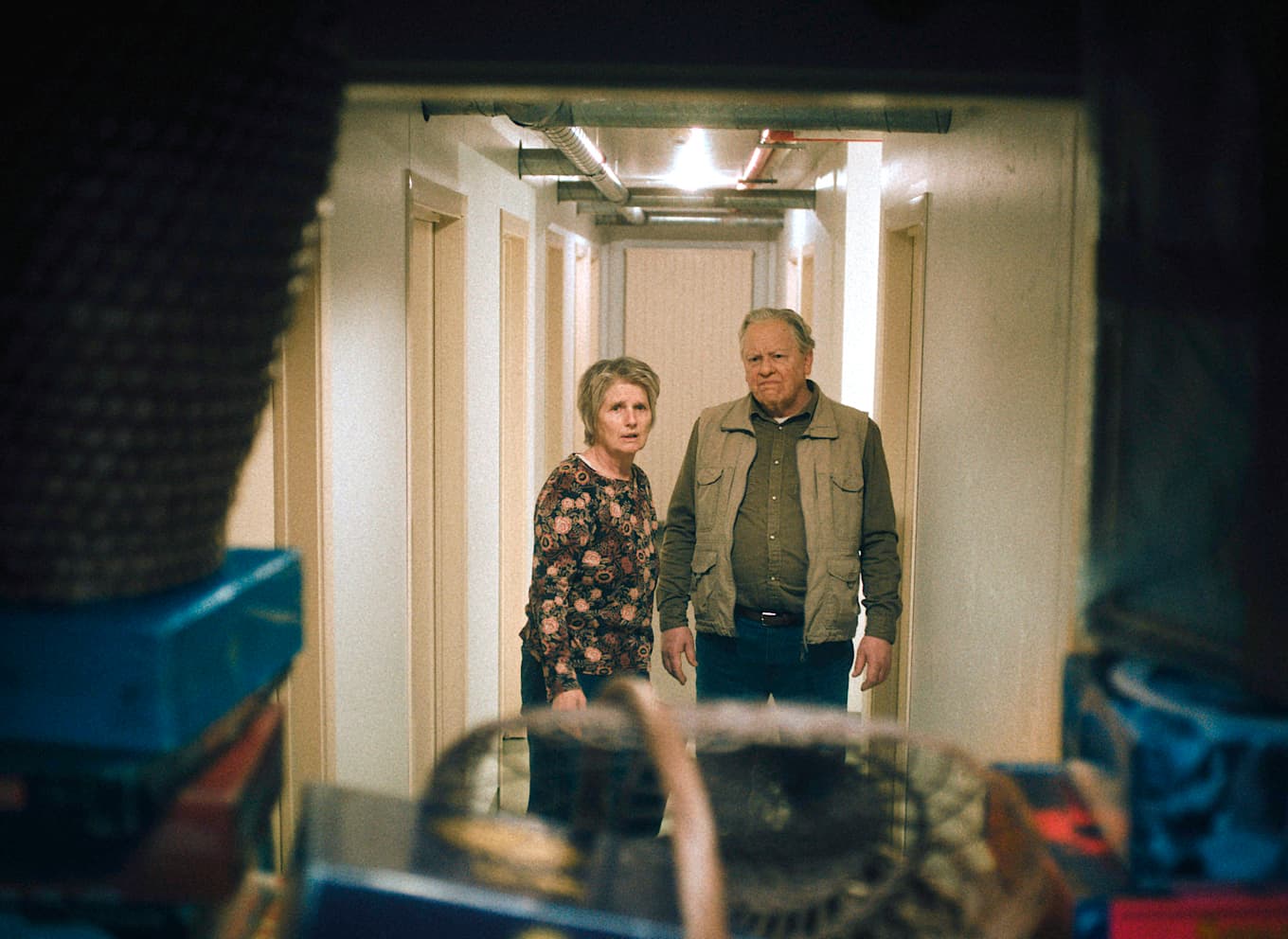 Klara (Edda Björgvinsdóttir) och Felix (Jón Gnarr) – ett isländskt par som flyttat till seniorboende. foto: Mystery Productions