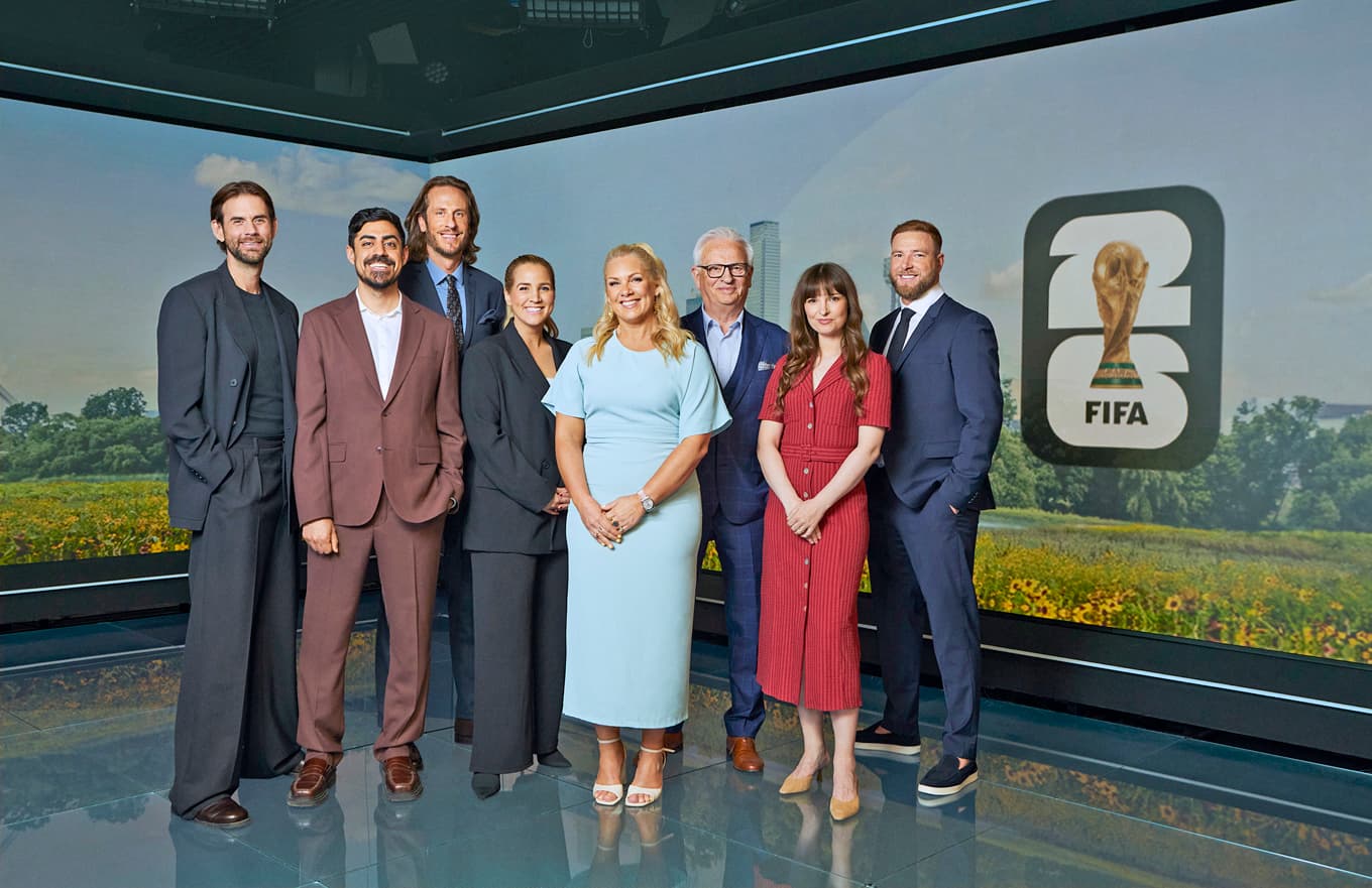 Åtta män och kvinnor som utgör TV4:s uppställning för att bevaka fotbolls-VM. foto: Elinor Wermeling/TV4