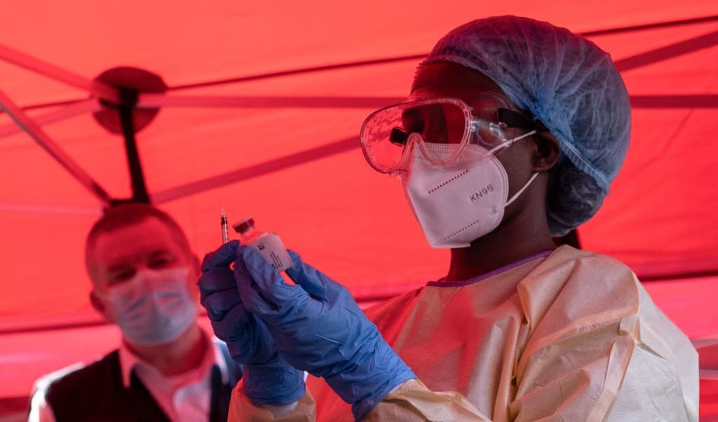 Sjuksköterska förbereder ett experimentellt ebolavaccin vid ett försök 2025 i Kampala, Uganda. Foto: Badru Katumba/AFP via Getty Images