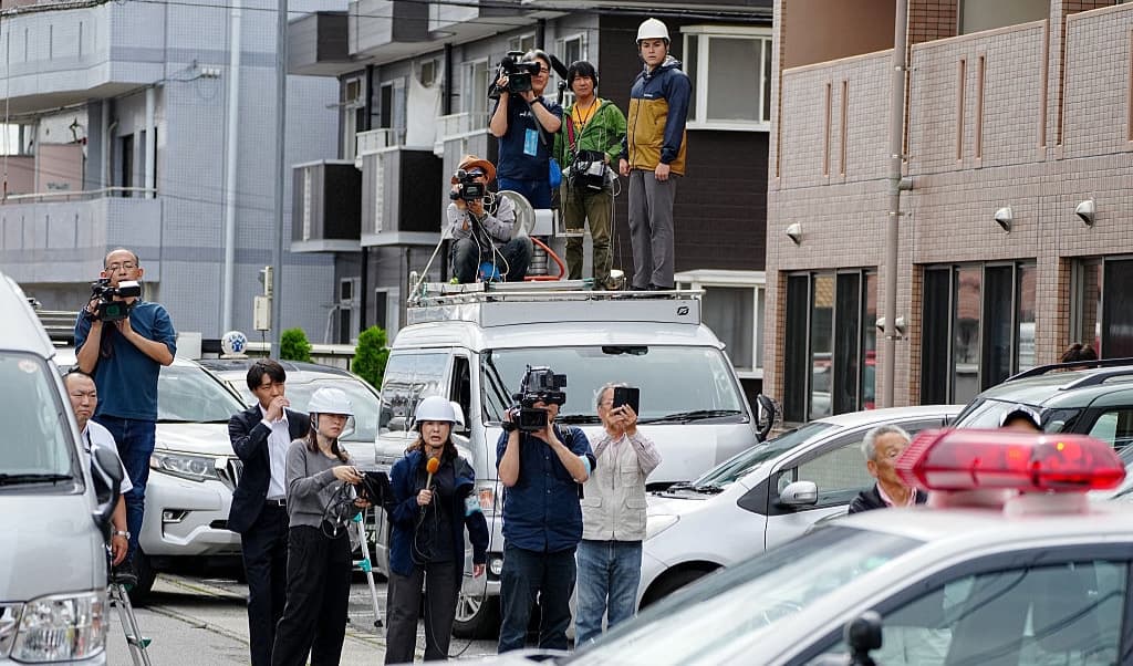 Japansk media följer sökinsatsen efter en vild björn i Utsunomiya norr om Tokyo. Foto: Yuichi Yamazaki/AFP via Getty Images.