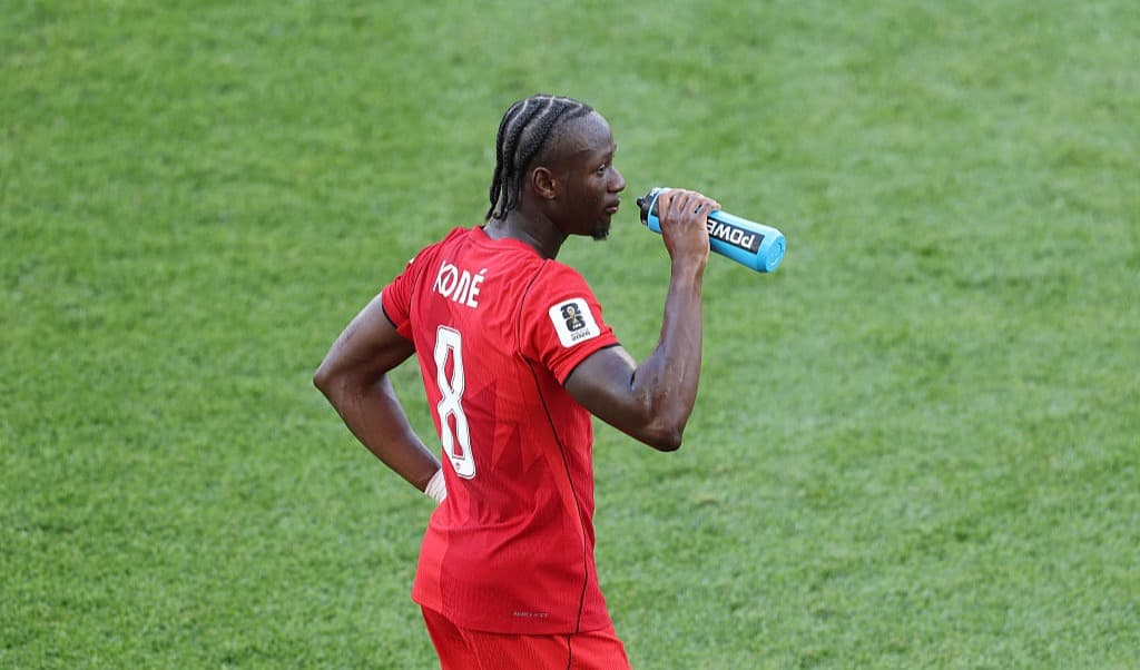 Kanadas Ismael Koné fyller på vätska under matchen mot Bosnien-Herzegovina. Foto: Michael Steele/Getty Images
