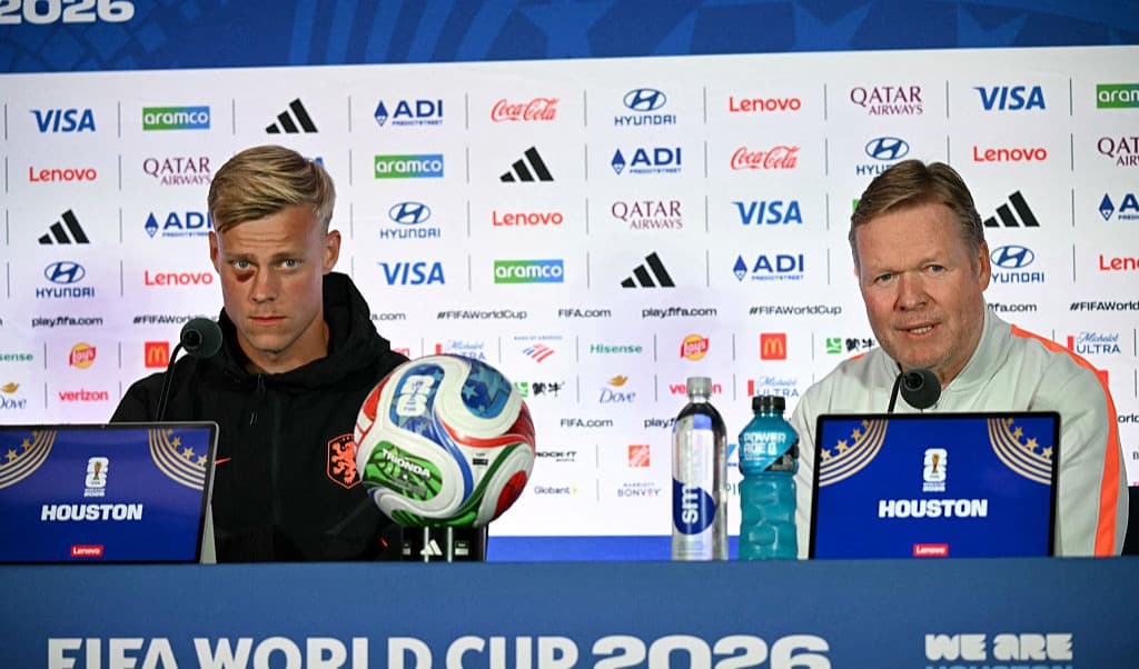Nederländernas förbundskapten Ronald Koeman, till höger, håller presskonferens i Houston. Foto: Ronaldo Schemidt / AFP via Getty Images