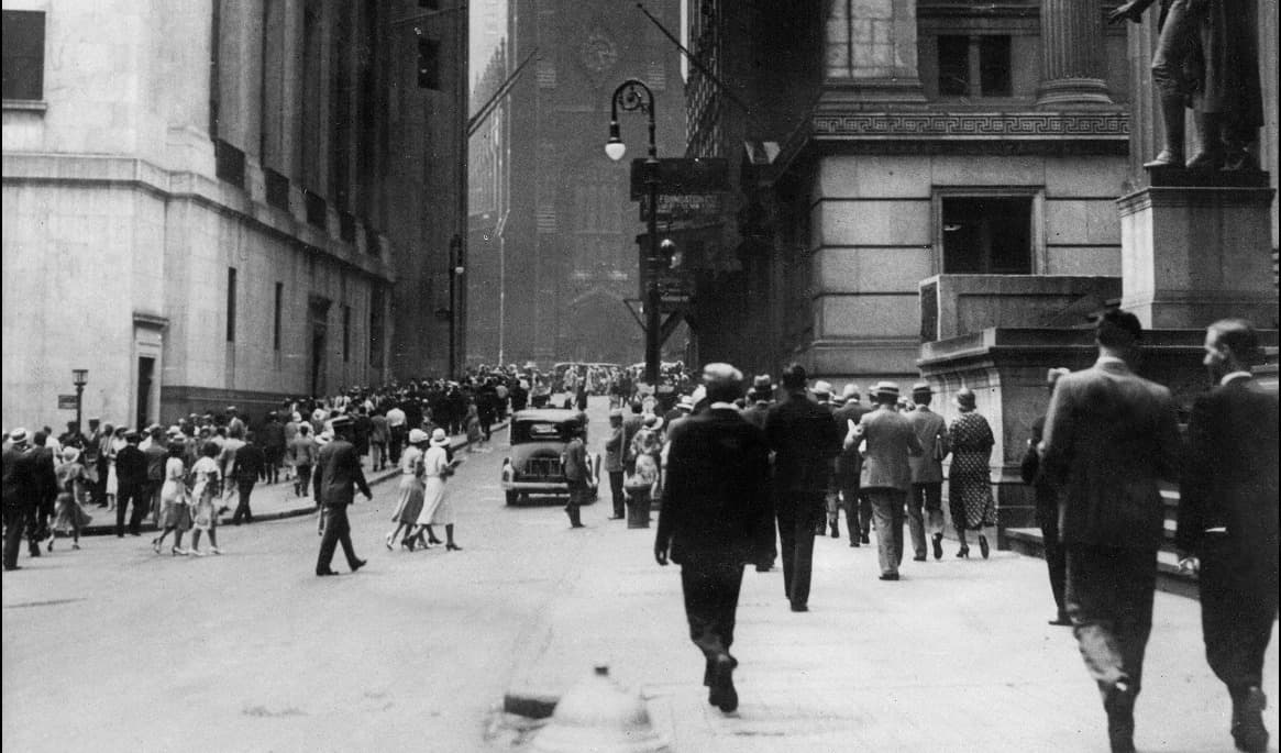 En vy över Wall Street och Trinity Church i New York under finanskrisen. Oktober 1929 var inledningen på börskraschen. Foto: AFP via Getty Images