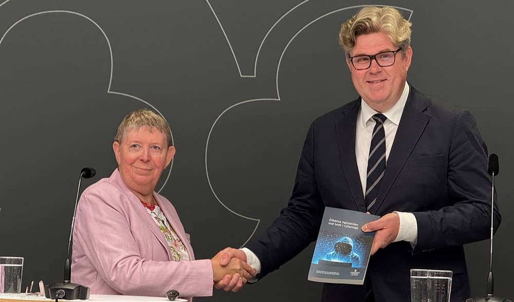 Utredaren Gunnel Lindberg och justitieminister Gunnar Strömmer (M). Foto: Staffan Erfors