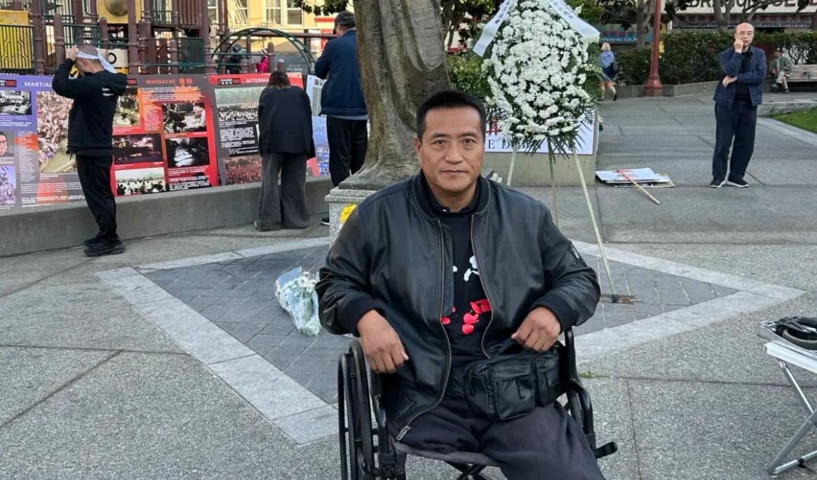 Fang Zheng, demokratiaktivist som fick benen krossade av en kinesisk stridsvagn under massakern på Himmelska fridens torg, deltar i en ljusvaka på Portsmouth Square i San Francisco 2025. Foto: Nathan Su