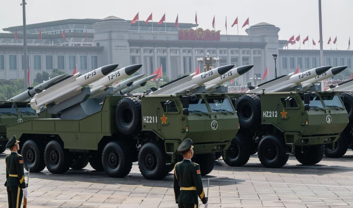 Kinesiska robotar under en militärparad i Peking 2025. Foto: Kevin Frayer/Getty Images