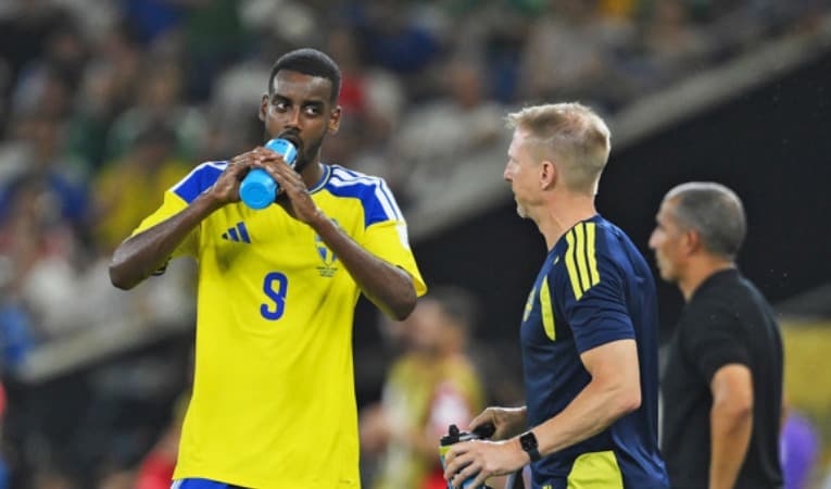 Alexander Isak passar på att dricka under Sveriges premiärmatch mot Tunisien. Foto: David Ramos/Getty Images