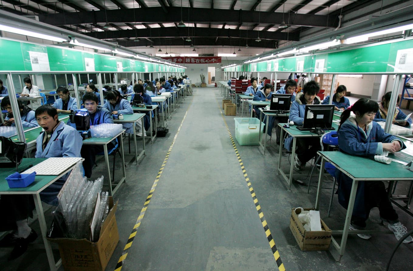 Arbetare vid en produktionslinje för battericeller i en fabrik i Chengdu i Sichuanprovinsen i Kina. Foto: China Photos/Getty Images