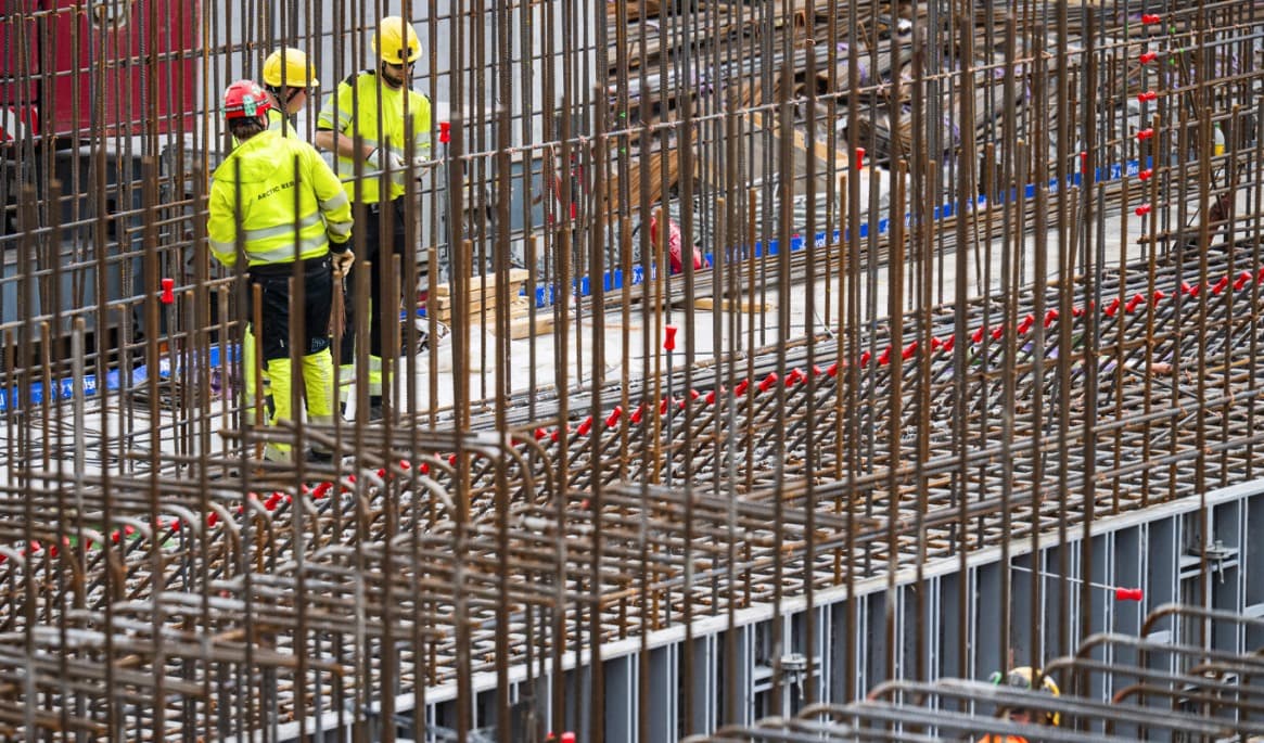 Det saknas bostäder i Sverige. Enligt många byggare skulle fler byggen färdigställas tidigare och till lägre pris om kommunerna agerade annorlunda. Foto: Jonathan Näckstrand/AFP