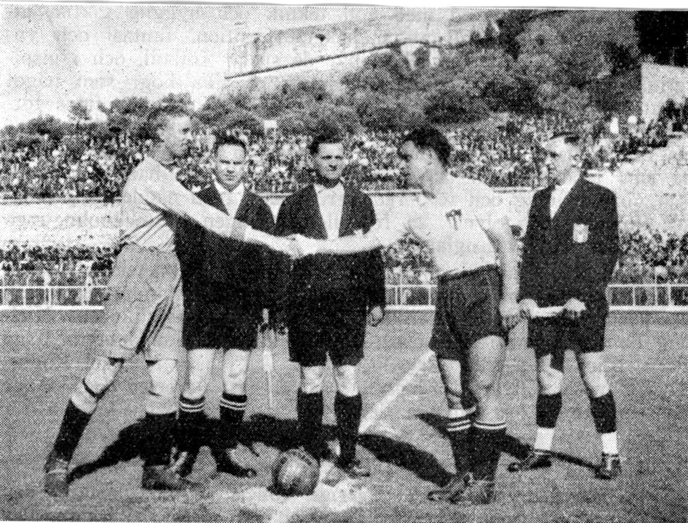 Ceremonier inför avspark. Sveriges lagkapten Tore Keller hälsar på Kubas Chorens i Antibes i Frankrike 1938. Två timmar senare hade svenskarna segrat med 8–0. Foto: Privat