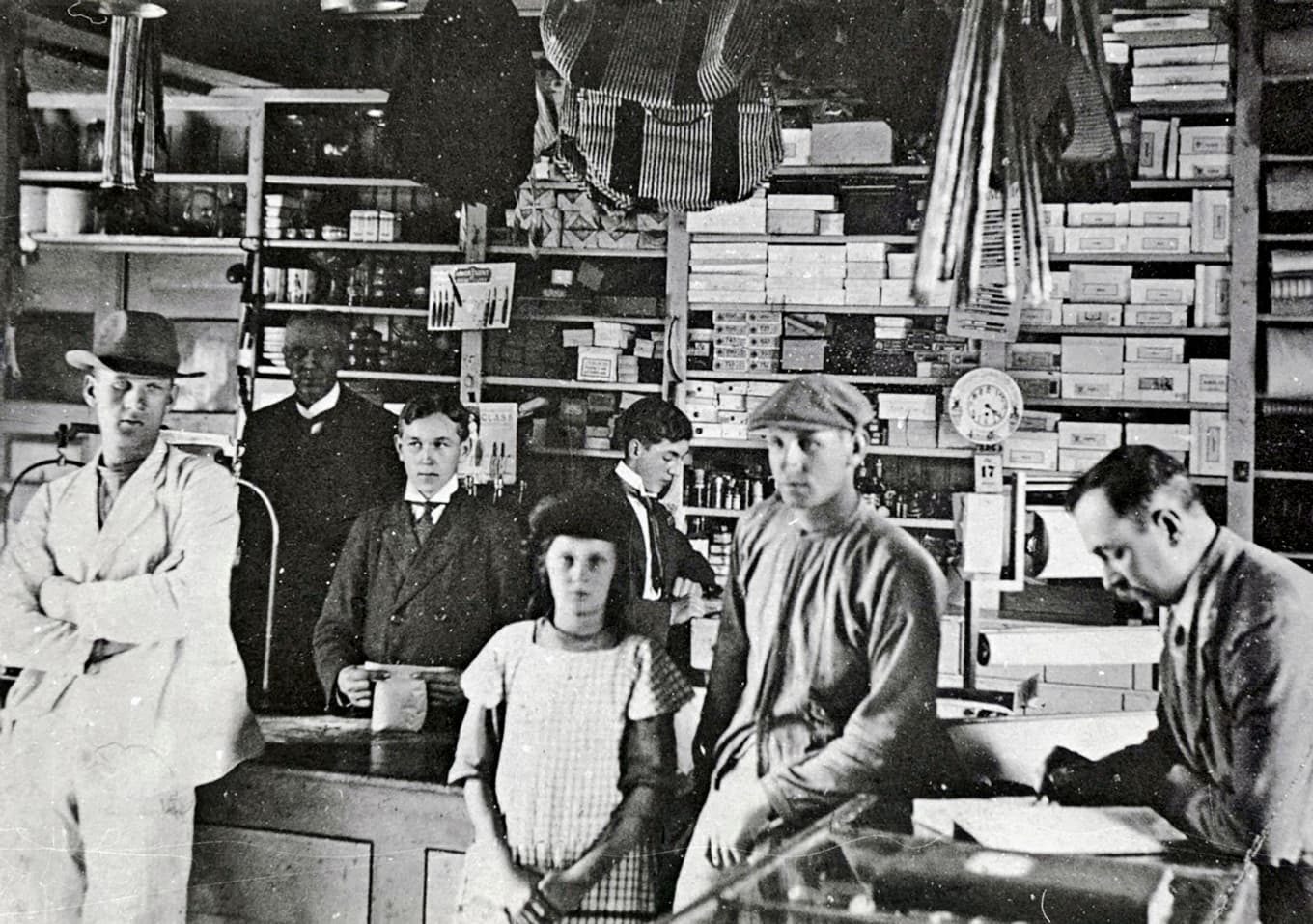 En ögonblicksbild från lanthandeln i Glava i Värmland när varorna fortfarande delades ut över disk. Av okänd fotograf runt 1912. Foto: Wikimedia Commons