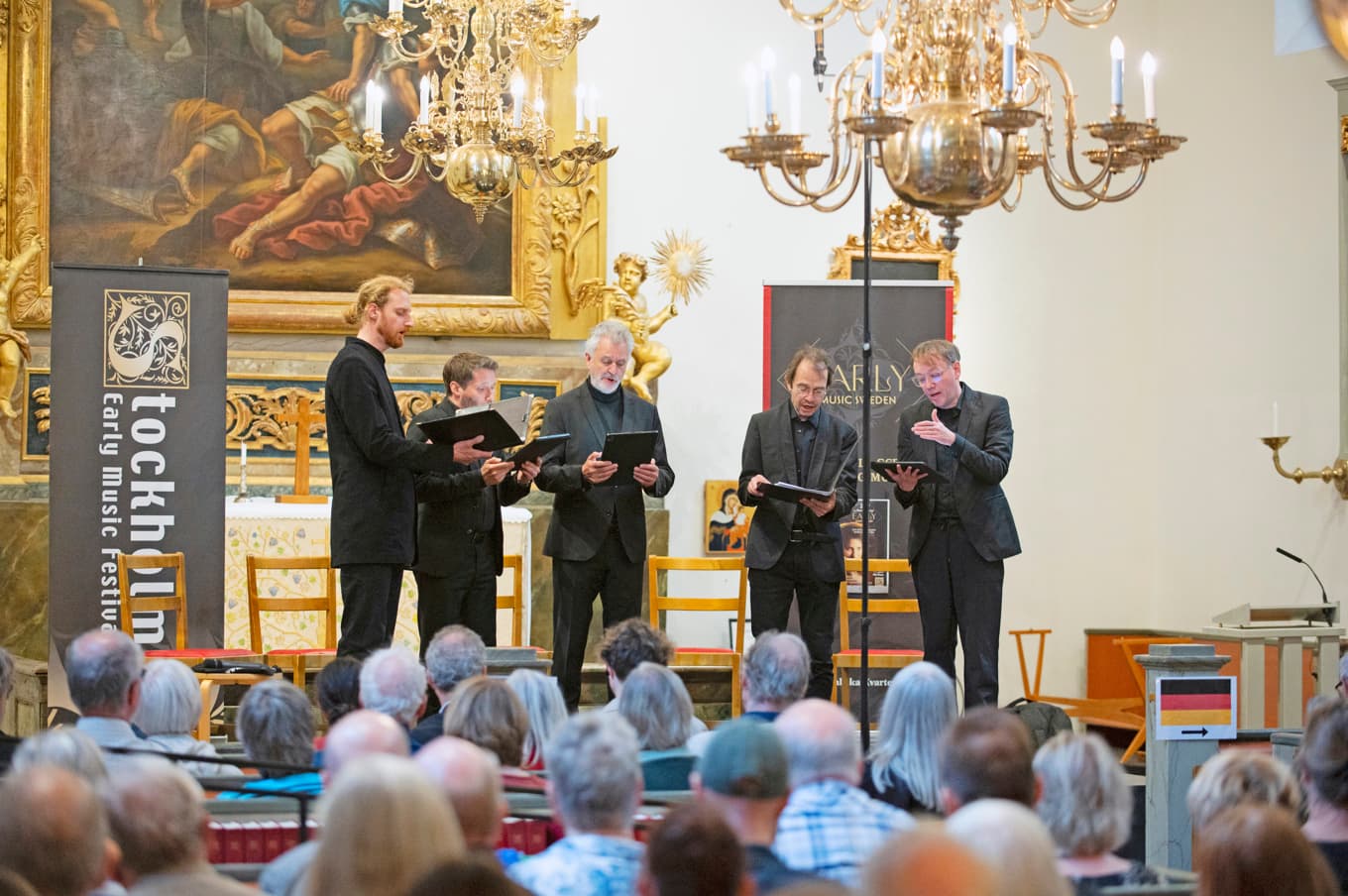 Ensemblen Ordo Virtutum i sångartagen under ledning av Stefan Johannes Morent, längst till höger. Foto: Pablo Palmieri
