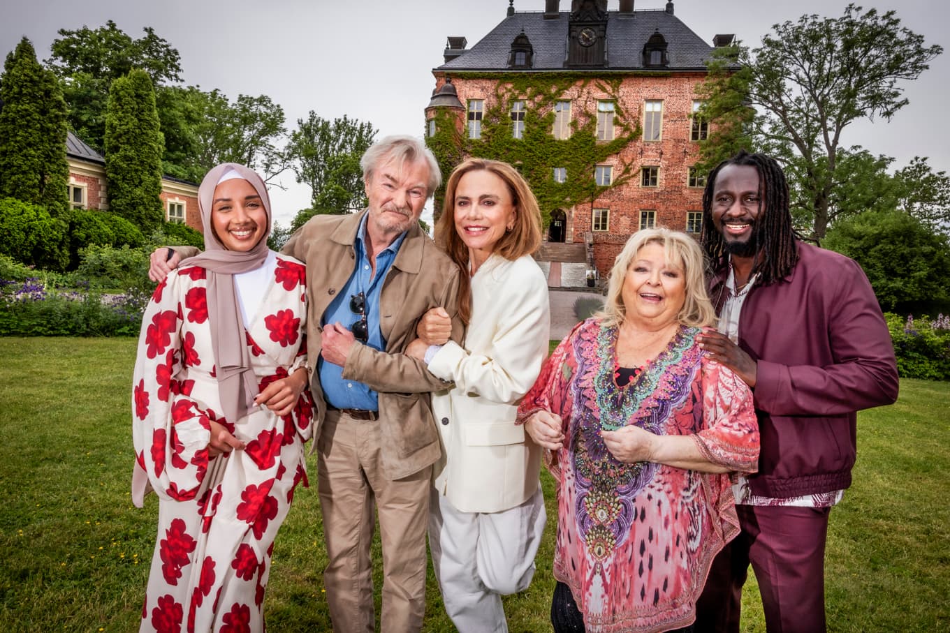 Camilla Hamid, Peter Dalle, Lena Olin, Kikki Danielsson och Pa Modou Badjie framför Wiks slott. Foto: Janne Danielsson/SVT