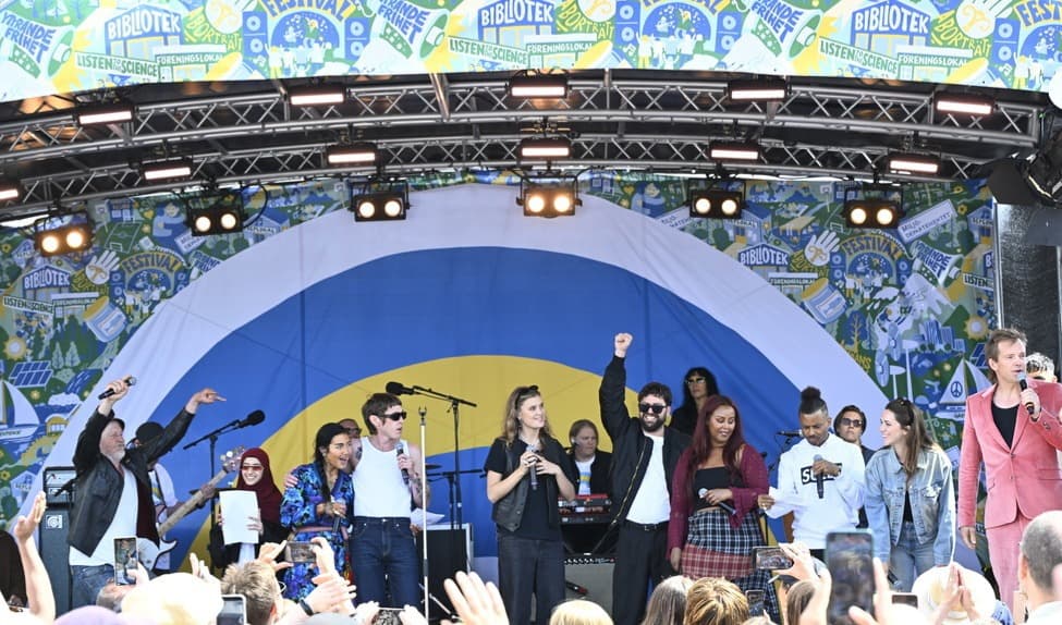 Stefan Sundström, Amena, Maxida Märak, Thomas Stenström, Ida-Lova, Simon Superti, Titiyo (i bakgrunden), Cherrie, Erik Lundin, Melissa Horn och Henrik Johnsson, under konserten i Visby hamn som är en del av det nationella uppropet ”Vi är Sverige”, den 24 juli. Foto: Henrik Montgomery / TT