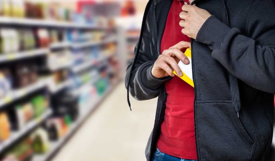 Enligt Svensk Handel riktar den organiserade brottsligheten in sig alltmer på handeln. Foto: Andrey Popov/Shutterstock