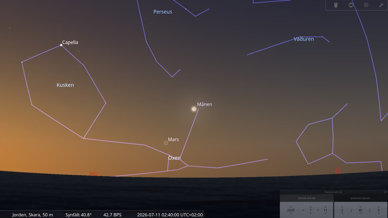 Den lilla stjärnhopen Plejaderna ligger precis ovanför månskäran. Bilden motsvarar utsikten mot västnordväst kl 02.40 den 11 juli. Foto: Stellarium