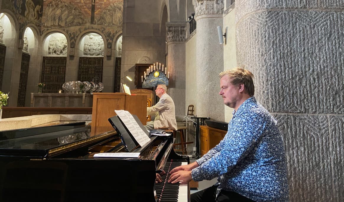 Två organister vid två instrument. Stefan Therstam och Carl Adam Landström inledde årets konsertserie ”Sommarorgel”. Foto: Nina Fylkegård