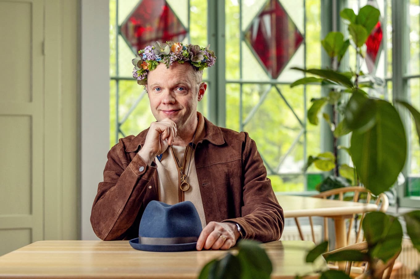 Olof Wretling blir porträttfotograferad inför årets ”Sommar i P1”, lördagen den 4 juli. Foto: Mattias Ahlm/Sveriges Radio